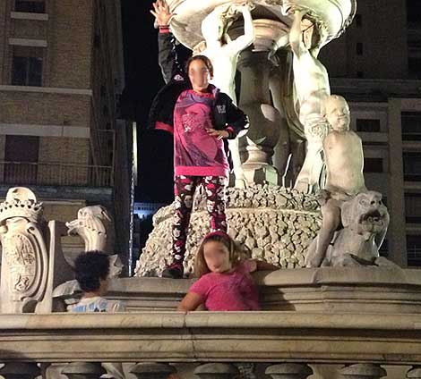 Napoli, bambini giocano nella Fontana del Nettuno
