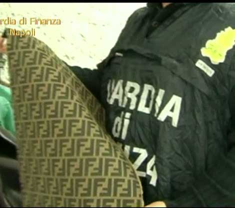 Napoli, maxi-sequestro di marchi contraffatti della Guardia Di Finanza