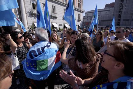 Napoli, continua la protesta degli insegnanti in Regione contro la deportazione al nord