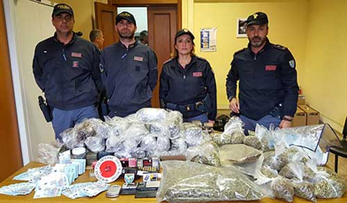 Napoli: sequestrati  54kg di droga,  170mila euro falsi e 150 proiettili