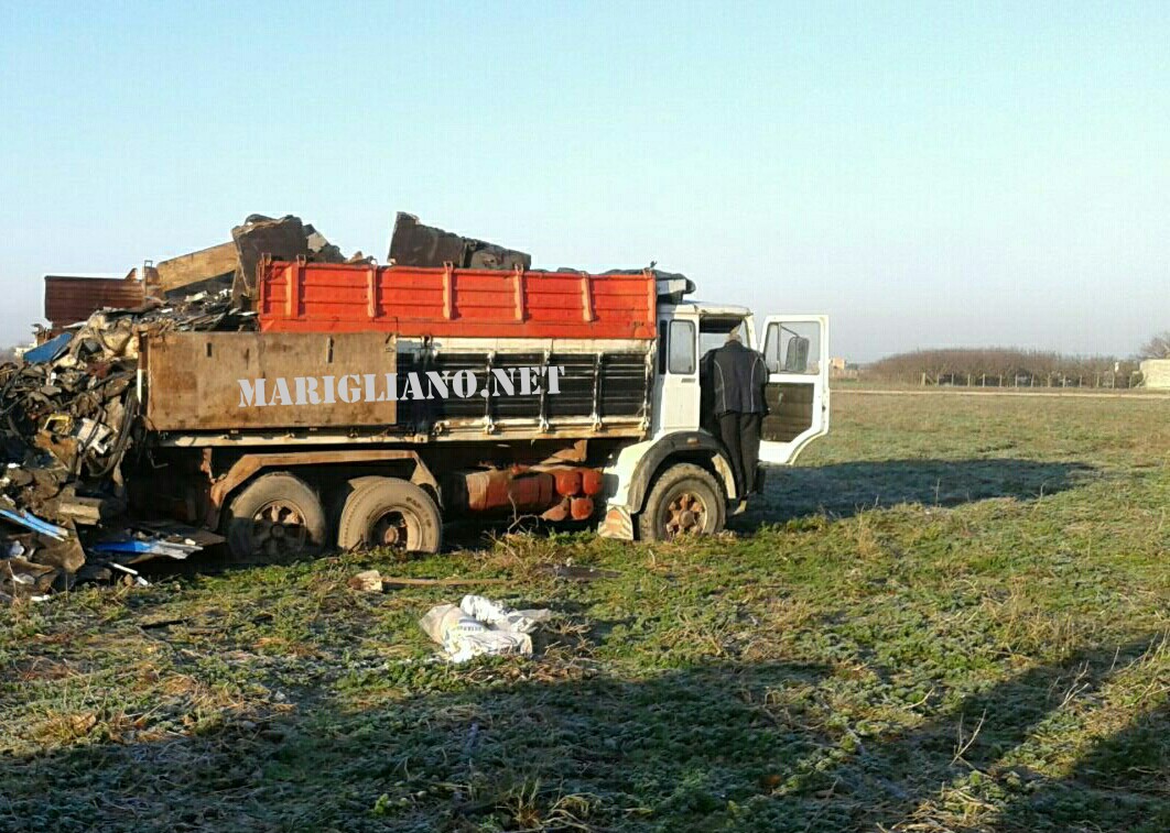 Marigliano: tenta di sversare rifiuti nel Regi Lagno, camion resta impantanato nei campi.