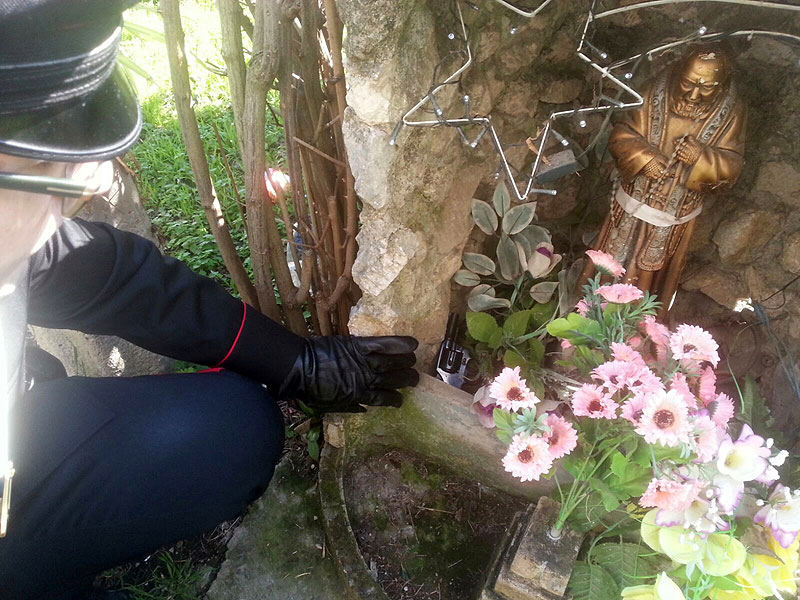 Mariglianella, trovata una pistola vicino alla statua di  Padre Pio