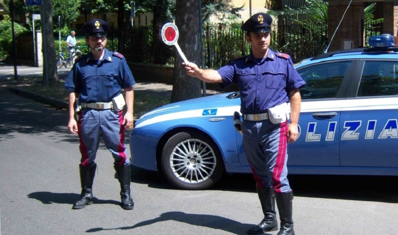 Napoli, non si ferma a posto di blocco: arrestato 25enne