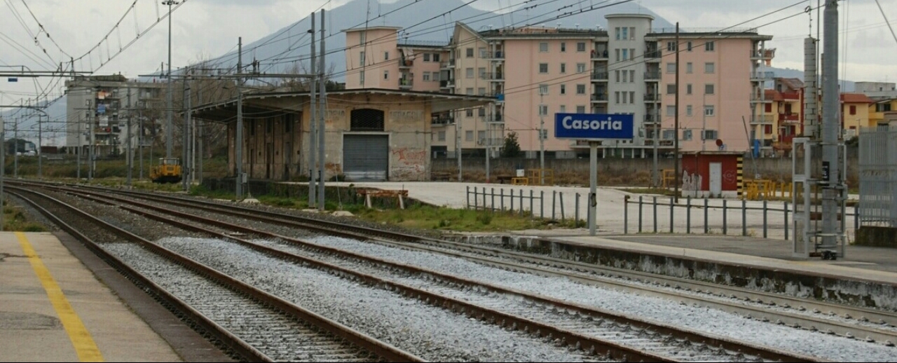 Napoli, tragedia in stazione: attraversa i binari e viene travolto dal treno