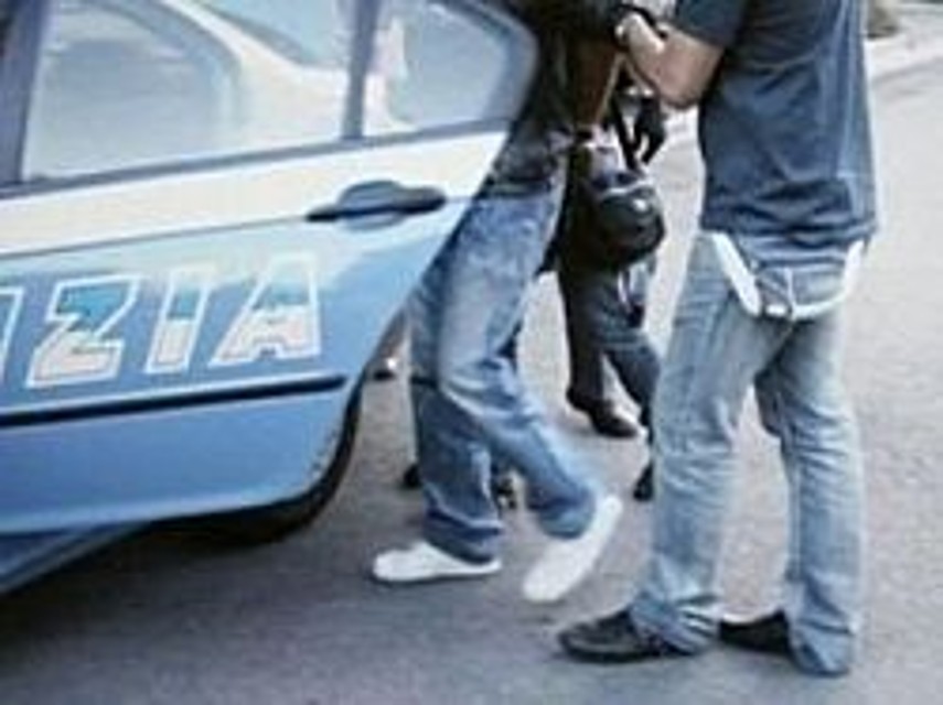 Napoli, commercio di stupefacenti: arrestato pusher 19enne