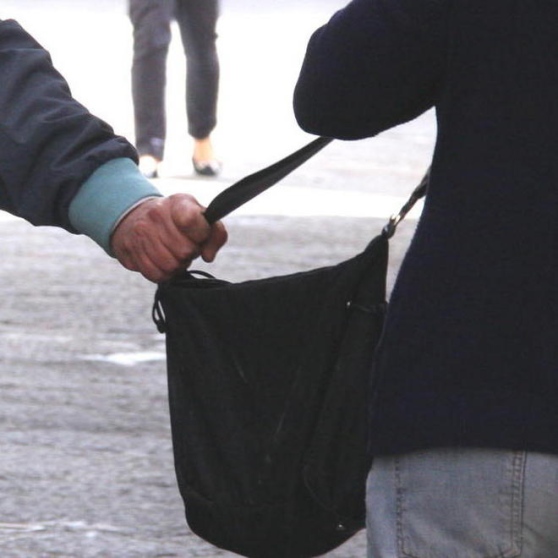 Chiaiano, scippa 60enne ma perde la borsa durante la fuga: arrestato 43enne