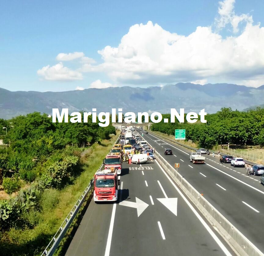 San Vitaliano, panico in Autostrada : furgone impatta carroattrezzi fermo in soccorso. Tre feriti gravi