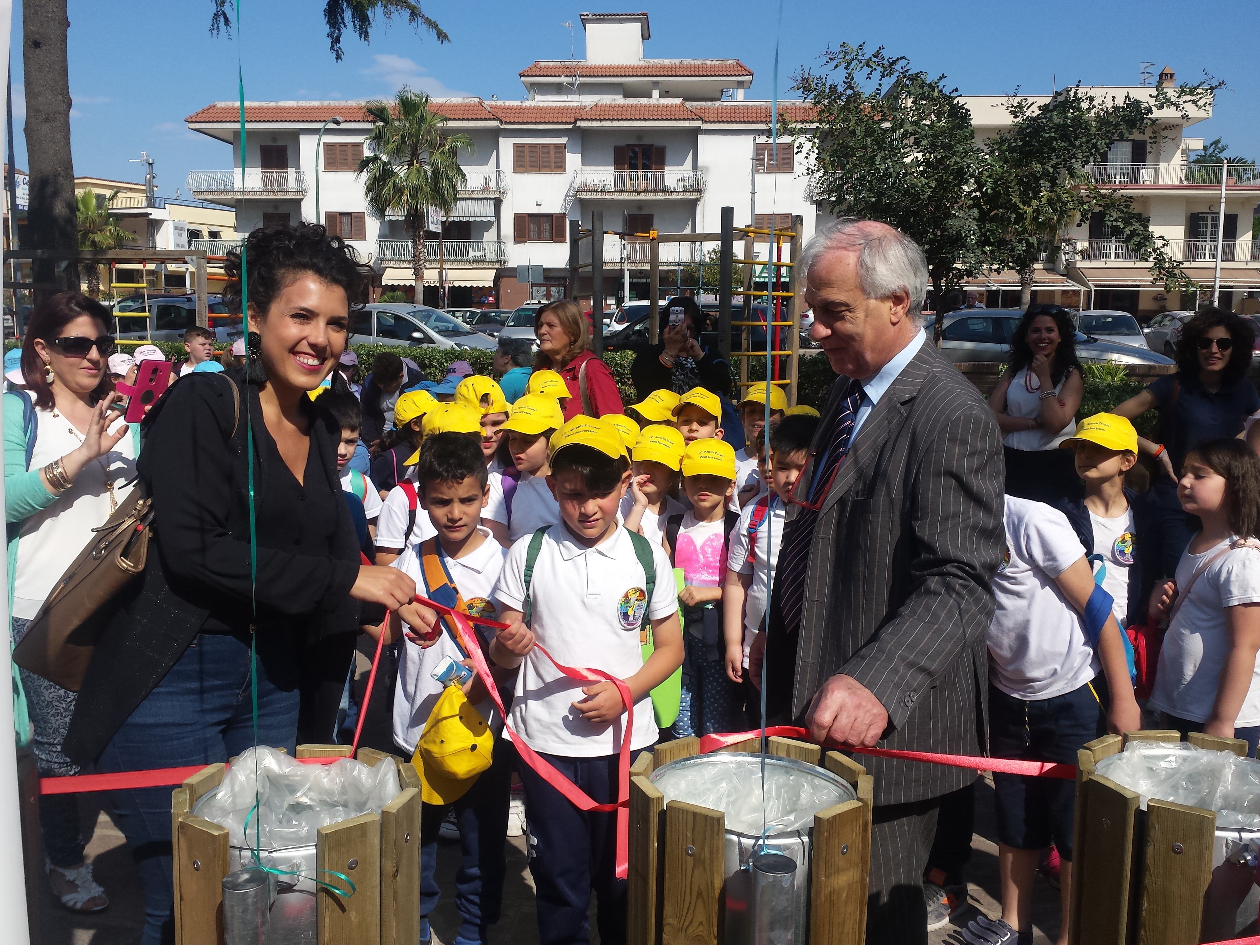 Saviano, il Rotaract dona al Comune cestini per la raccolta differenziata