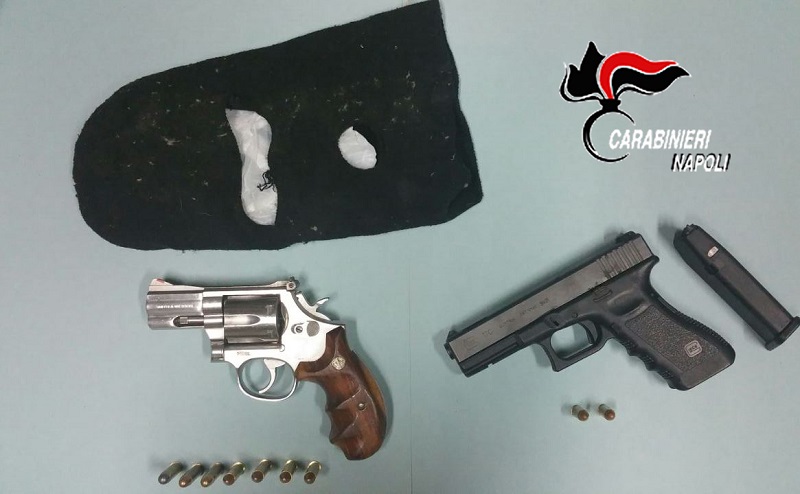 Boscoreale, due pistole cariche in casa, droga e passamontagna: arrestato 17enne