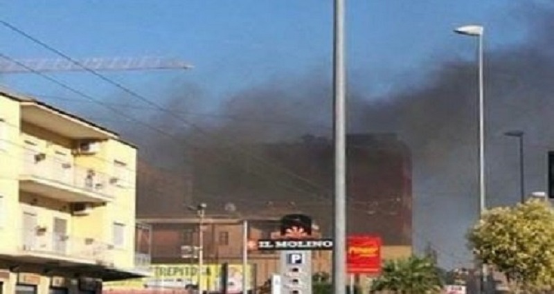 Napoletano: in fiamme noto centro commerciale