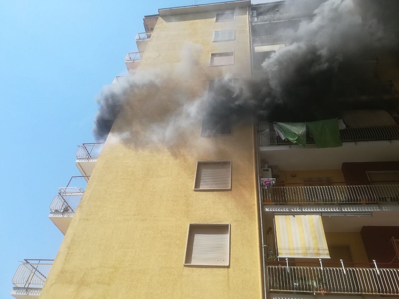 Marigliano, terribile incendio nel palazzo Peru':distrutto un  appartamento