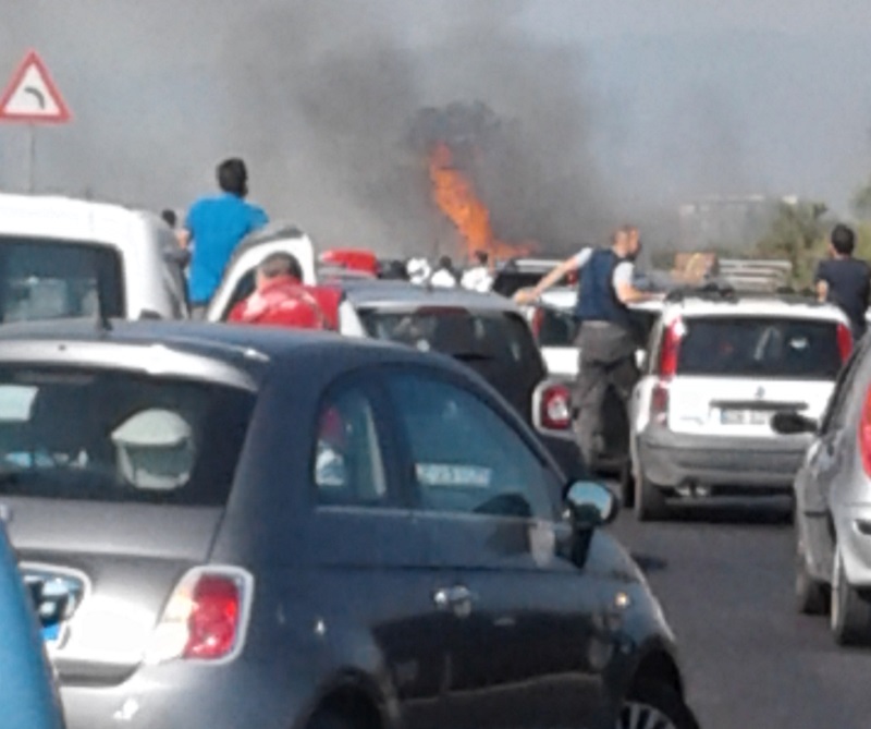 Pomigliano, pauroso incendio sulla Statale 162: rifiuti in fiamme