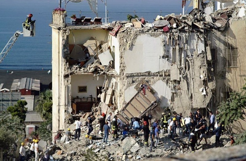 Torre Annunziata, crollo palazzina: si cercano 8 persone