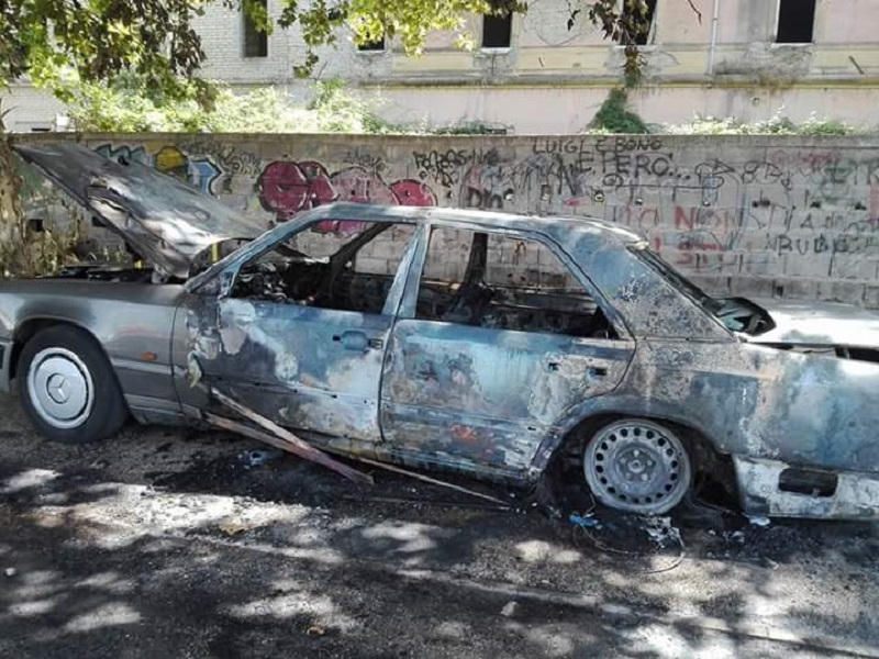 Nola, auto in fiamme: colonna di fumo nero e paura tra i residenti