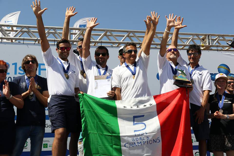 La nazionale italiana di deltaplano vince il suo nono titolo mondiale e quinto consecutivo.