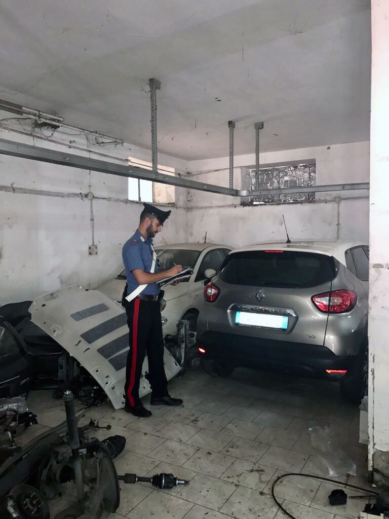 Palma Campania, scoperto capannone delle auto rubate: 35enne finisce nei guai
