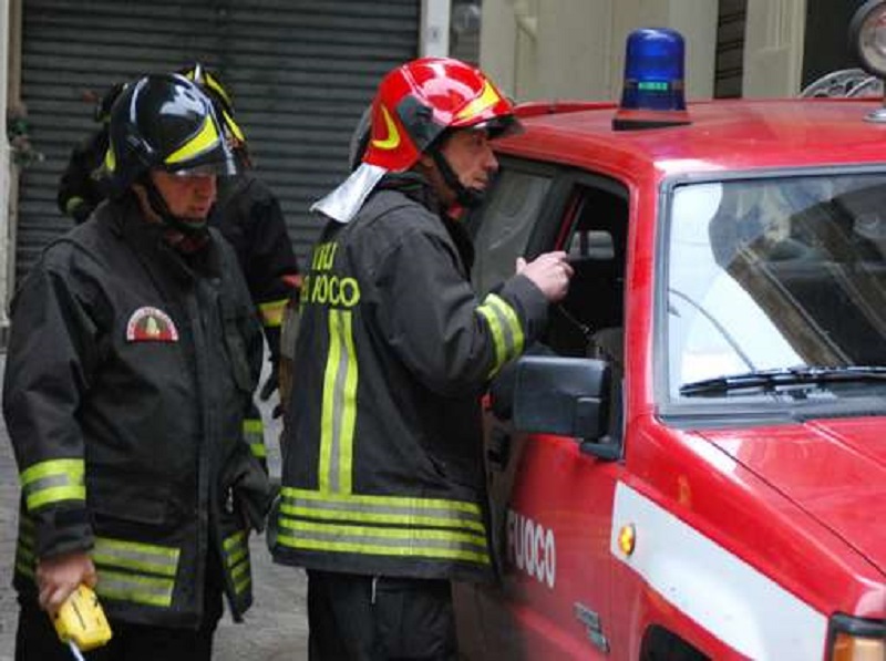Pomigliano D'Arco, corto circuito in appartamento causa incendio: muore 70enne per asfissia