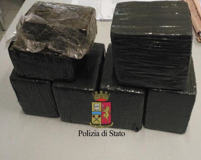 Napoli, sequestrati oltre 6 kg di droga a Capodichino: nei guai 20enne