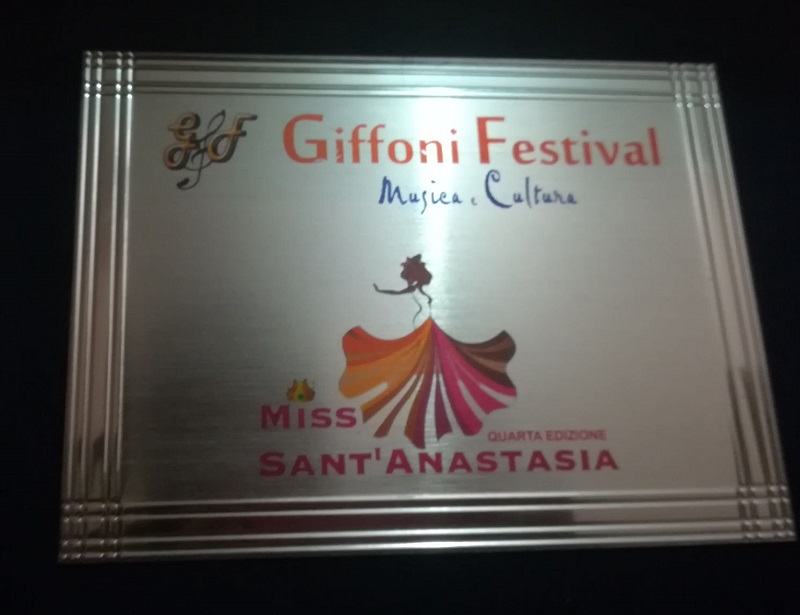 Miss Sant' Anastasia 2017, Paola Barbaro riceve la targa dal presidente del Giffoni Festival Canoro