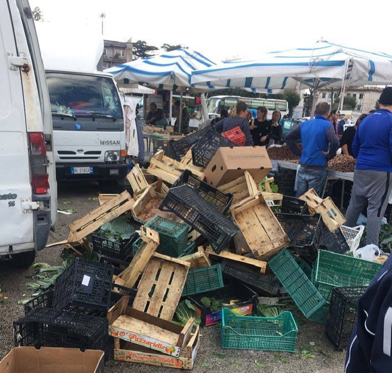 Nola, rifiuti abbandonati in Piazza d'Armi: il sindaco sospende il mercato settimanale