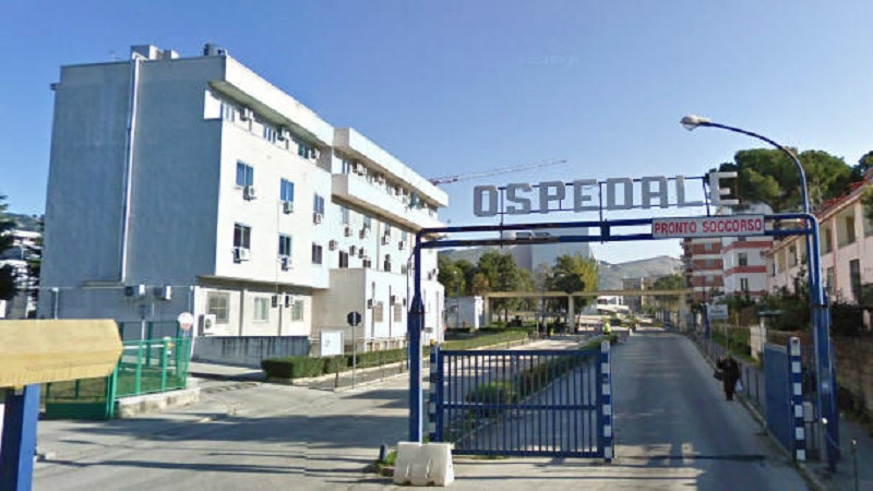 Si fingono parenti e rubano ai malati nell'ospedale di Caserta: arrestati due coniugi