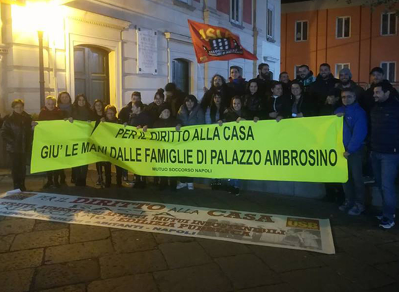Marigliano, protesta al Comune degli occupanti di palazzo Ambrosino.