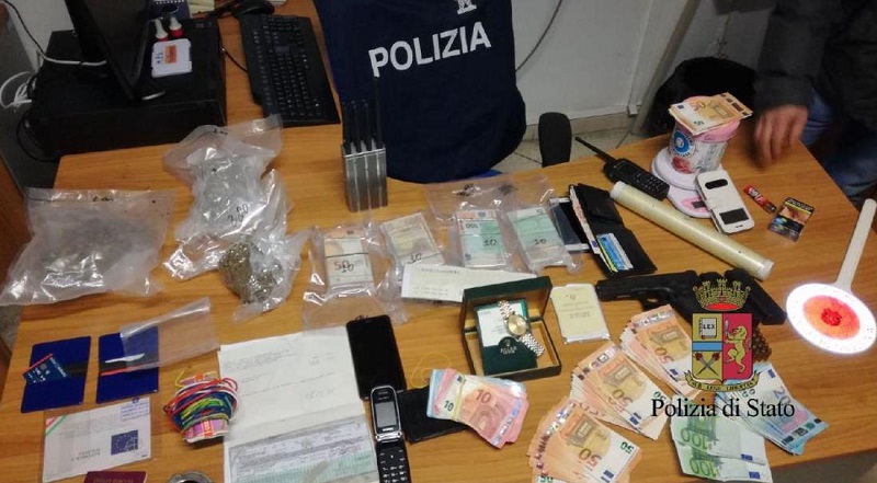 Polizia arresta 5 persone e sequestra oltre 1 kg di droga: ecco dove