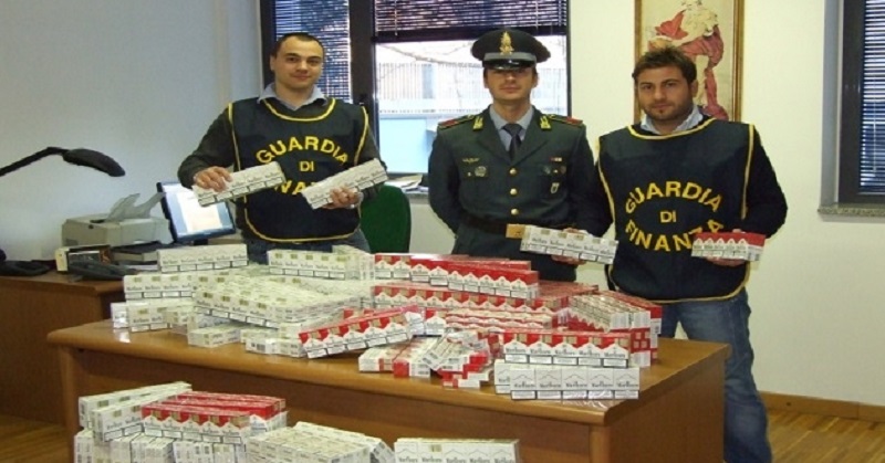 Napoletano, arrestati 3 contrabbandieri: sotto chiave 300Kg di sigarette