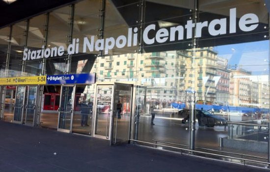 Napoli, paura alla stazione centrale: abusato un  27enne
