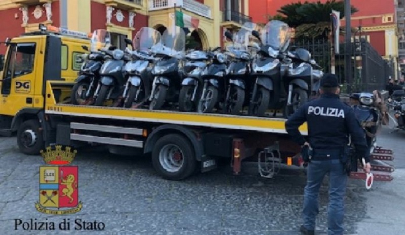 Task force della Polizia a Secondigliano: controlli e sequestri nel quartiere