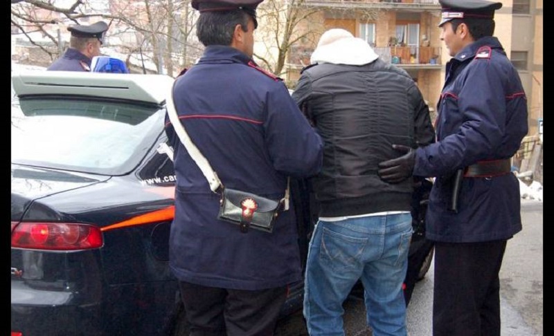 Racket, carabinieri travestiti da operai arrestano due emissari del clan