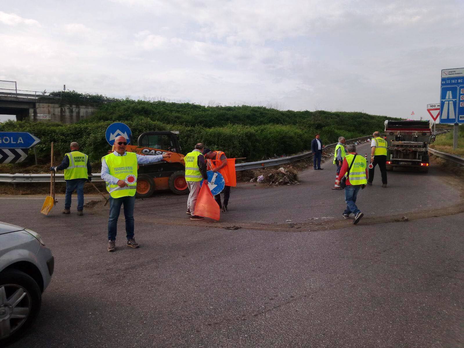 Acerra, no al sacchetto selvaggio : avviata la pulizia delle rampe autostradali