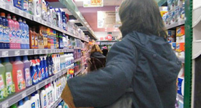 Ruba merce dal supermercato, nei guai un 49enne