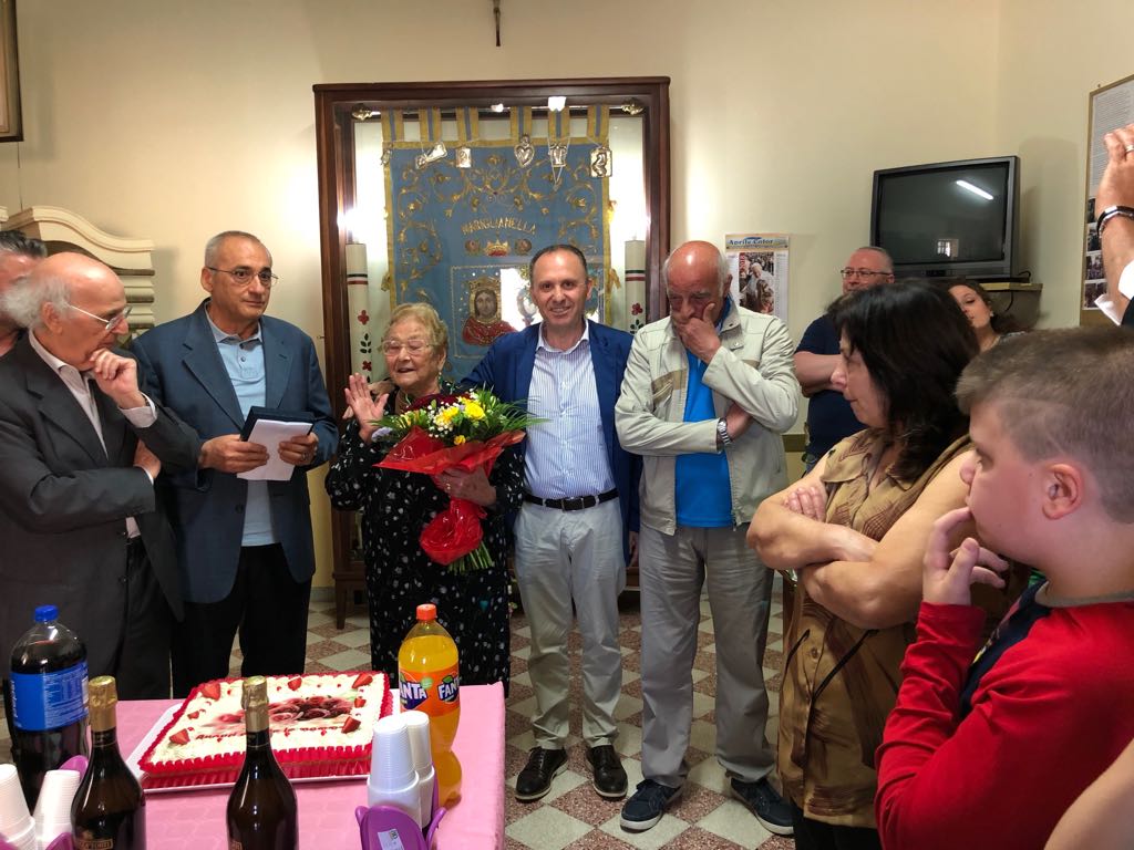 Festeggiamenti del 13 maggio, Mariglianella premia la sua Mamma Anziana