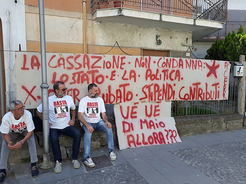 Pomigliano, la protesta dei lavoratori Cub si sposta sotto casa del ministro Luigi Di Maio.
