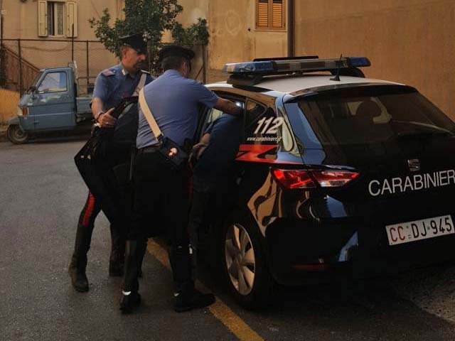 Stalking ad avvocato per rimandare sfratto: 2 arresti a Napoli