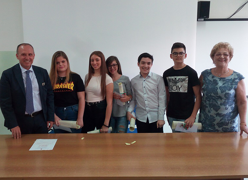Mariglianella, il sindaco Di Maiolo assegna le borse di studio agli studenti  meritevoli del Carducci
