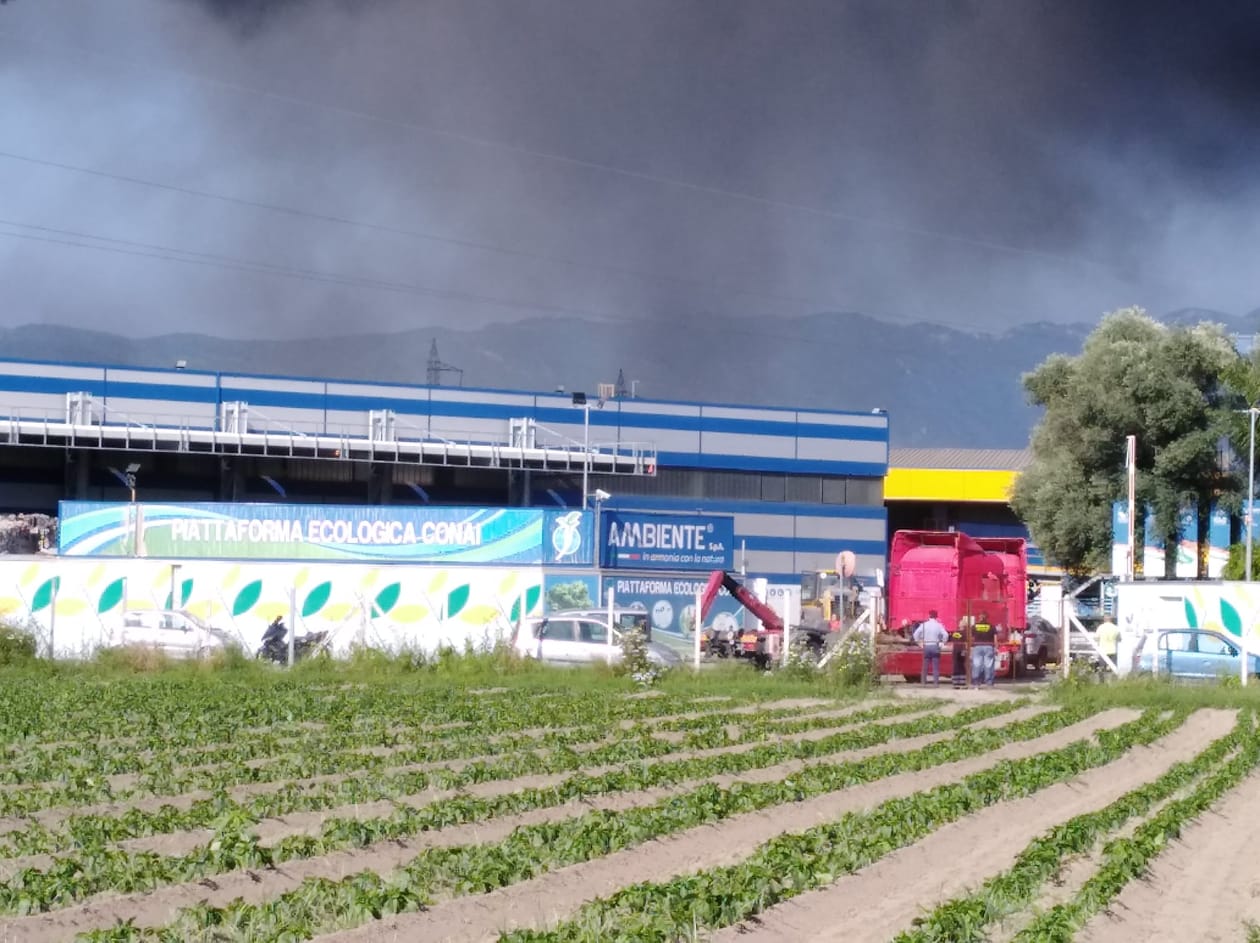Incendio di San Vitaliano, prelevati campioni di ortaggi: divieto di utilizzo dei pozzi