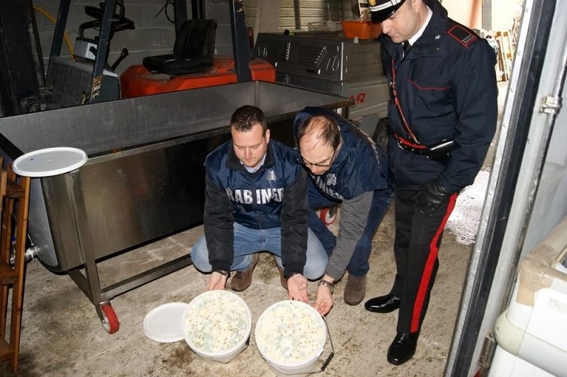 Giugliano, latte fuorilegge: multa per 11mila euro a noto caseificio