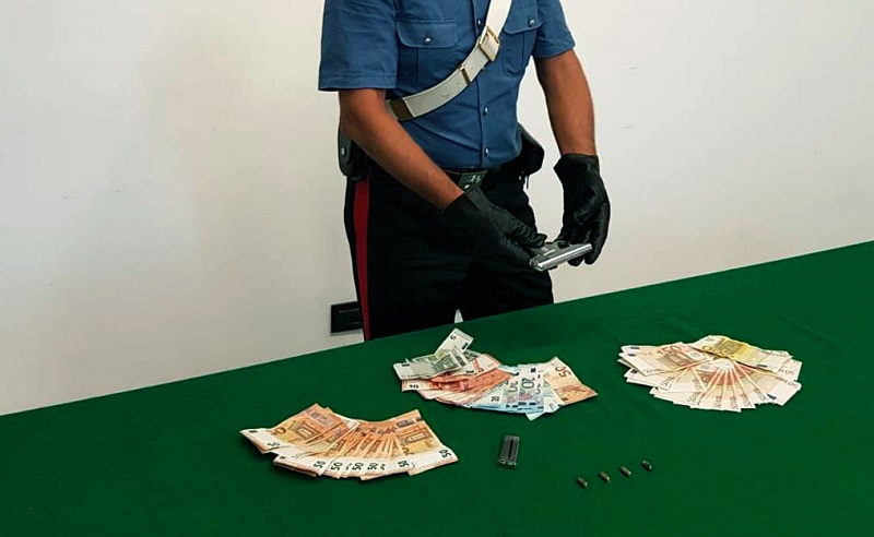 Napoletano, in sella allo scooter con pistola e denaro sporco: 2 arresti