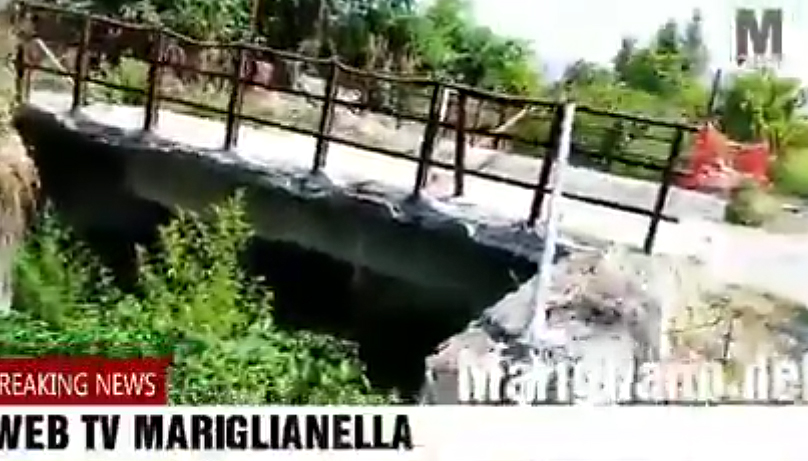 Mariglianella, via Quasimodo: lagno ostruito da erbacce e rifiuti