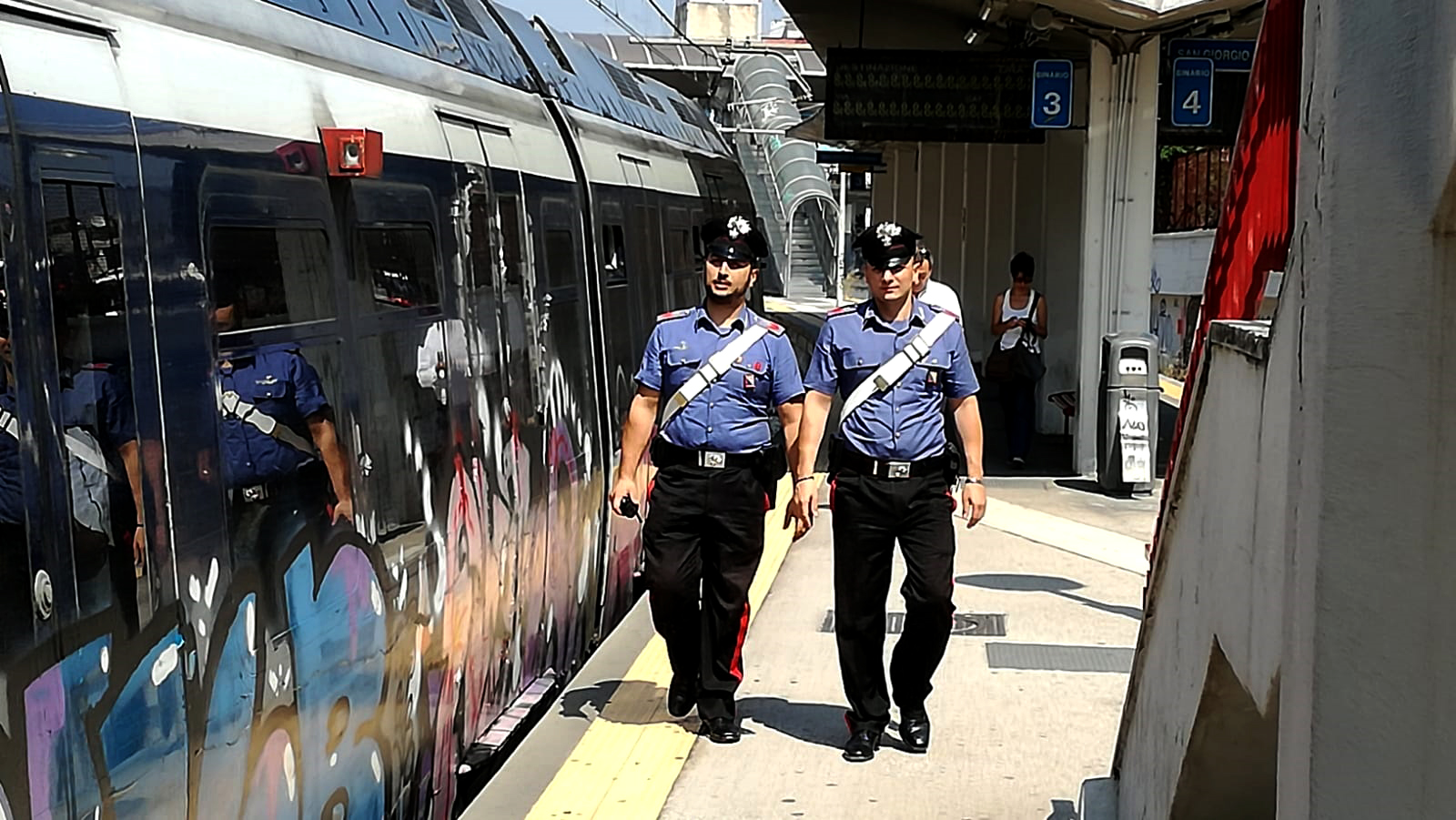 Napoletano, molesta turiste su treno della Circumvesuviana
