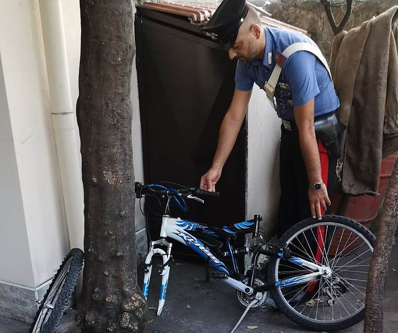Tenta di rubare una bicicletta dopo aver  scavalcato una recinzione: preso un giovane 20enne