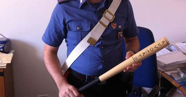 Somma Vesuviana,  aggredisce carabinieri con mazza da baseball : denunciato
