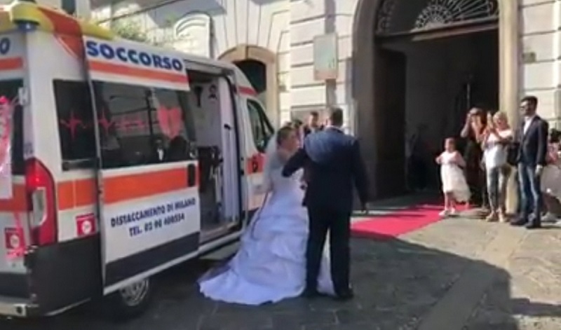 Matrimonio assurdo nel Napoletano, sposa arriva al Municipio in ambulanza