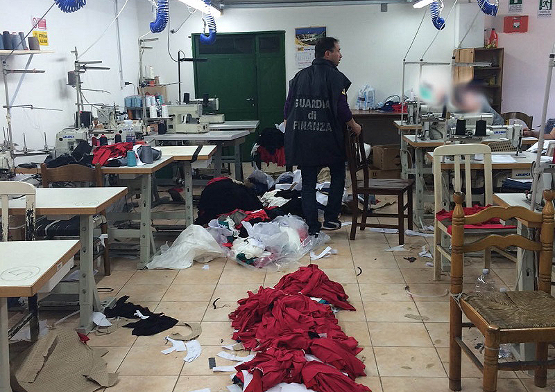 Fabbriche del falso nel Vesuviano, sigilli a due aziende. Arrestato imprenditore