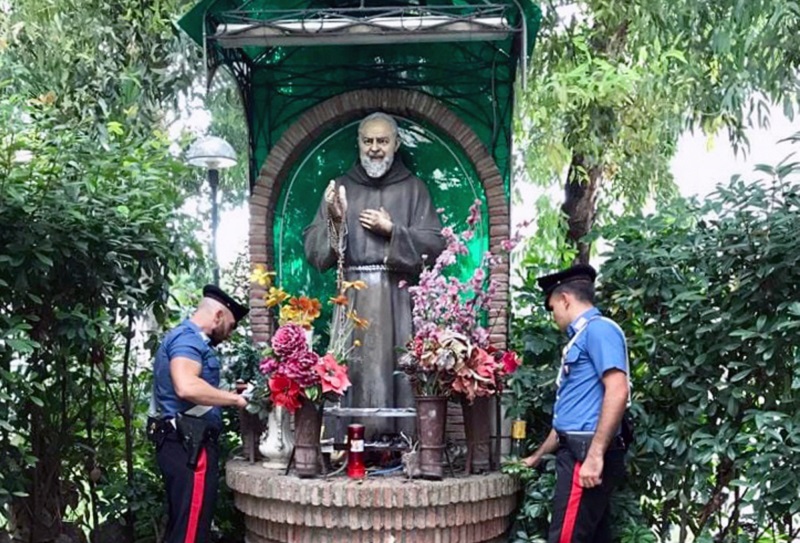 Droga nascosta dietro la statua di Padre Pio, un arresto nel Napoletano
