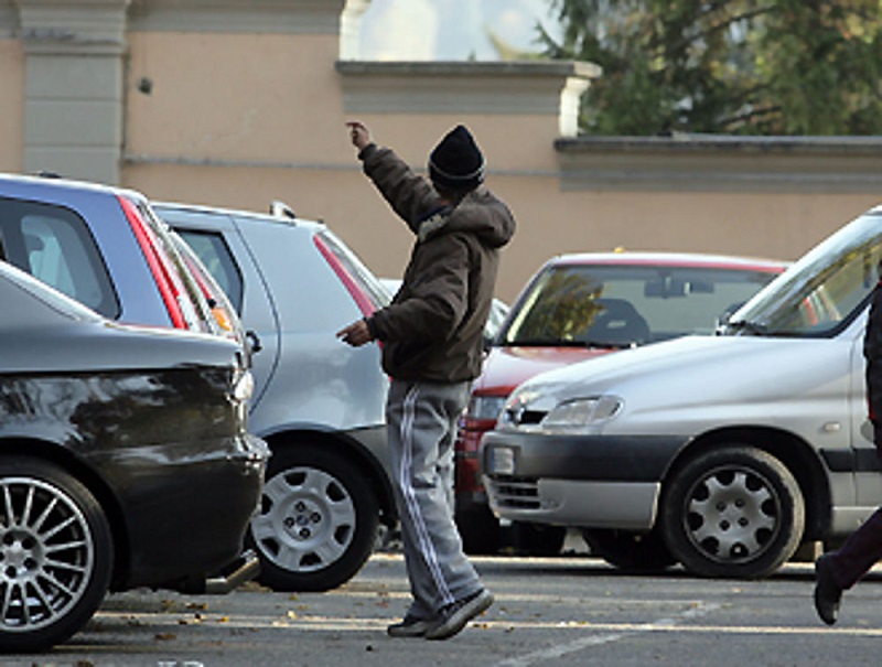 Stop ai parcheggiatori abusivi nel Napoletano, raffica di multe