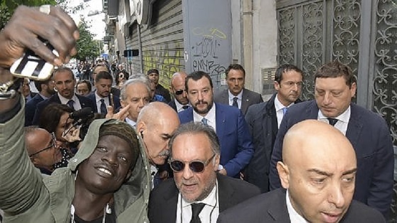 Salvini a Napoli, applausi e selfie con i migranti. Proteste