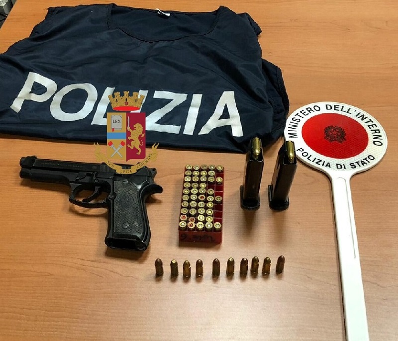 Pistola rubata nel Casertano e trovata in appartamento a Casalnuovo: un arresto